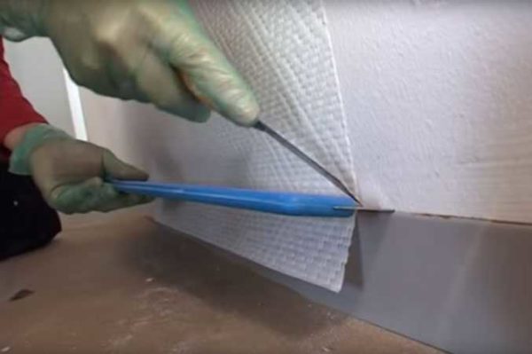 Como colar fibra de vidro: corte o excesso