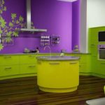 Kontrastējošas krāsas - zaļa un ceriņi vienā virtuvē