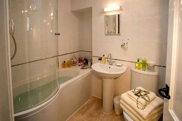 Ett av alternativen är att sätta en duschkabin med en djup bricka eller helt enkelt installera glasdörrar på badrummet.
