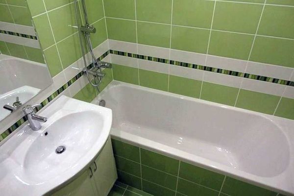 По-добре е да украсите банята в Хрушчов в светли цветове.Този пример използва спокоен нюанс на зелено.