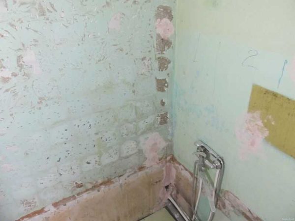 Von diesem Zustand aus beginnt normalerweise die Reparatur eines Badezimmers in Chruschtschow