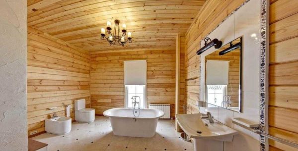 Baño en una casa de madera: la madera está en todas partes