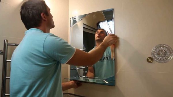 Anda boleh menggantung cermin di dinding bilik mandi, koridor, lorong menggunakan pengikat, gam, pita pelekap