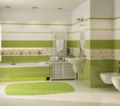 A combinação de azulejos no banheiro de diferentes cores e texturas