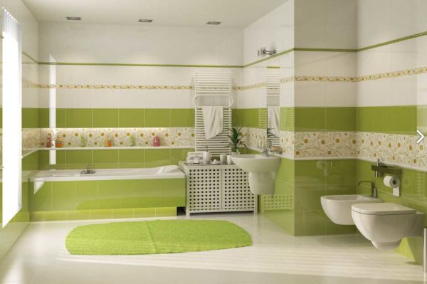 A combinação de azulejos no banheiro de diferentes cores e texturas