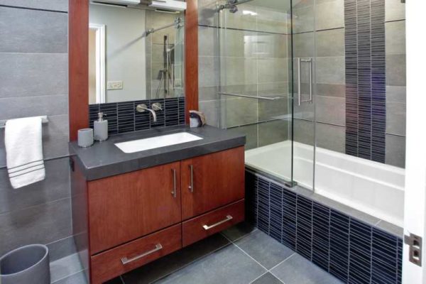 Завеса за купатило од стакла или пластике - згодна и функционална