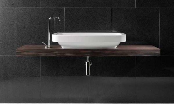 Doska pre kúpeľňu pod umývadlom je vyrobená z dreva vrátane