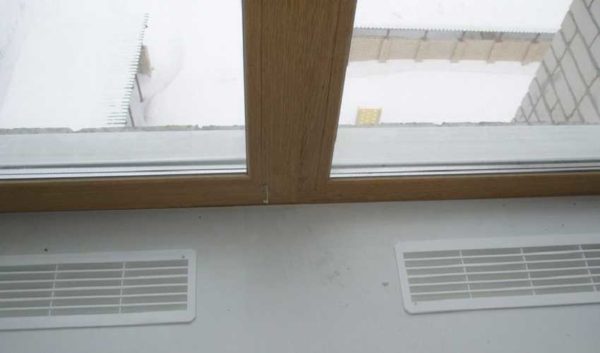 Rejillas de ventilación en el alféizar de la ventana, si el radiador está instalado debajo