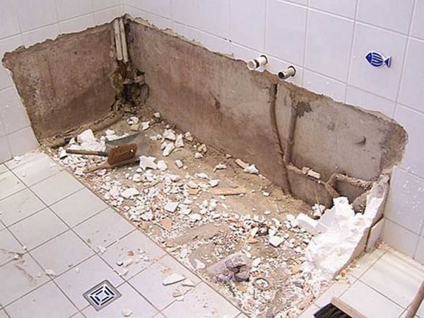 A primeira etapa da renovação do banheiro - remoção do encanamento