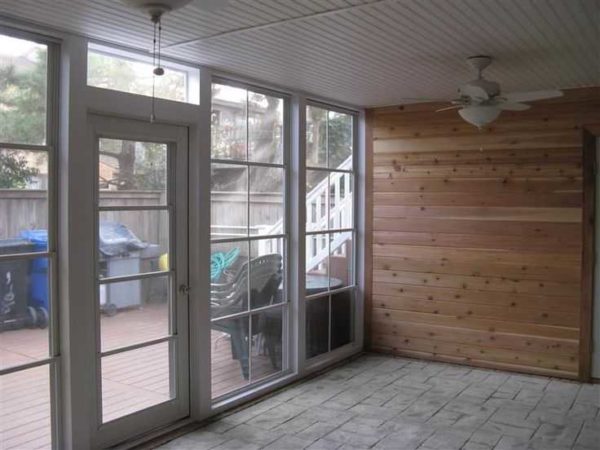Vchodové dveře z PVC mohou opakovat individuální zakrytí oken, nebo se mohou lišit