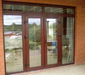 דלתות כניסה מפלסטיק יכולות להיות חלק מקבוצת הכניסה - עם חלונות בצדדים