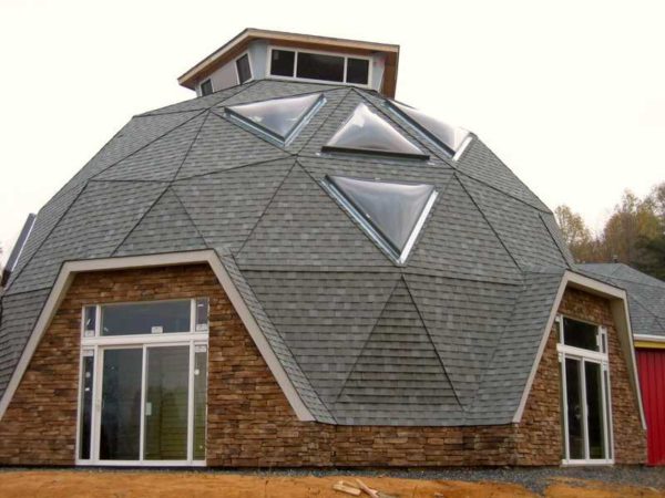 รูปสามเหลี่ยมสามารถมองเห็นได้ชัดเจนในบ้านที่สร้างเสร็จแล้วเช่นกัน