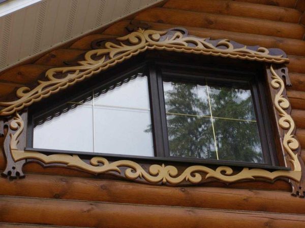 Auf Häusern in einem modernen Stil sehen geschnitzte Fensterrahmen gut aus
