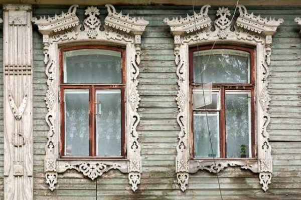 Trang trí cửa sổ bằng gỗ đã được thực hiện trong một thời gian rất dài