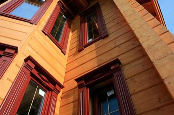 Bei Häusern im modernen oder skandinavischen Stil sehen Holzplatten in einfacher Form großartig aus