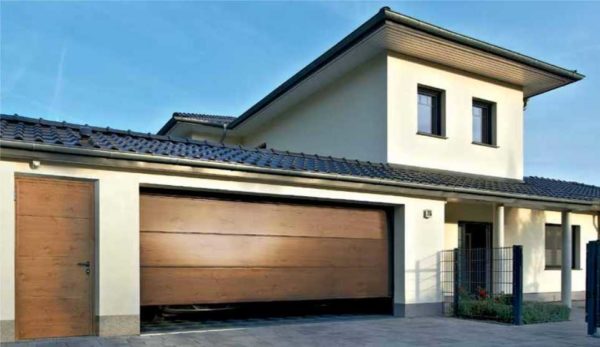 O comprimento máximo de uma porta de garagem é de até 6 metros, se a abertura for mais larga, é necessário procurar na área industrial