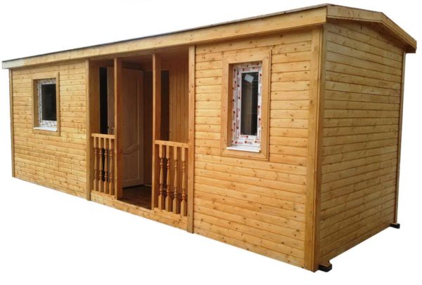 Uma casa de veraneio de madeira com banheiro e chuveiro é a opção mais comum