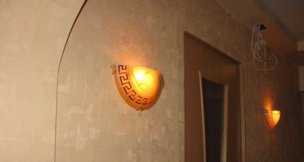 Untuk mendapatkan cahaya yang dipantulkan dari siling, anda memerlukan lampu jenis ini.