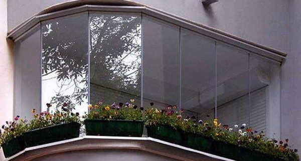 Exempel på kall ramlös glasfönster