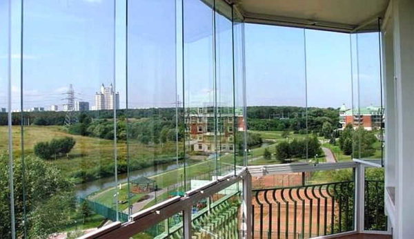 Balkong med panoramafönster - invånare i höghus har en fantastisk utsikt