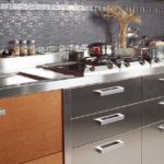 Een andere optie voor metalen panelen voor keukensluier
