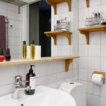 Acessórios de banheiro de madeira - trabalho em contraste