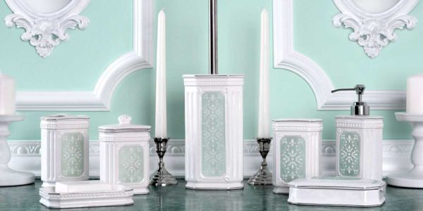 Para o interior da casa de banho em estilo clássico, acessórios de cerâmica com um ornamento