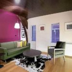 Dunkle Fuchsia- und Grüntöne für ein entspannteres Interieur