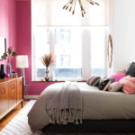 Eine pinkfarbene Akzentwand in einem ruhigen Innenraum ist eine übliche Methode, um eine Carita wiederzubeleben