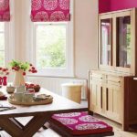 Mahdollisuus yhdistää vaaleanruskeat huonekalut fuksia-tekstiileihin