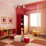 Verschiedene Wandfarben sind eines der Zonierungswerkzeuge. Das Schlafzimmer im Wohnzimmer besteht also eindeutig aus zwei Teilen, die sich in ihrem Zweck unterscheiden.