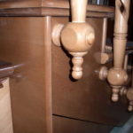 Κατά την πλευρική στερέωση ξύλινων στύλων στις σκάλες, το σημείο σύνδεσης μπορεί να γίνει διακόσμηση
