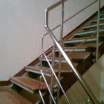 Προκατασκευασμένη μεταλλική σκάλα με πλευρικές ορθοστάτες στη σκάλα