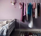 Cabides de rack são ótimos em quartos e vestiários ou nos cômodos que os substituem.