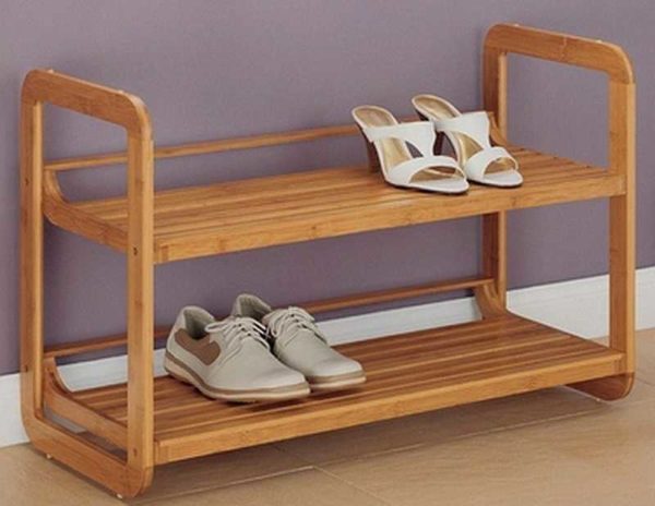 Rak kasut di lorong yang terbuat dari kayu: walaupun model sederhana mendapat manfaat dari keindahan kayu