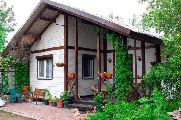 Pequena casa de madeira para residência de verão