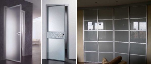 Die Glastür kann in einen Rahmen aus Metall, Holz, Kunststoff gerahmt werden