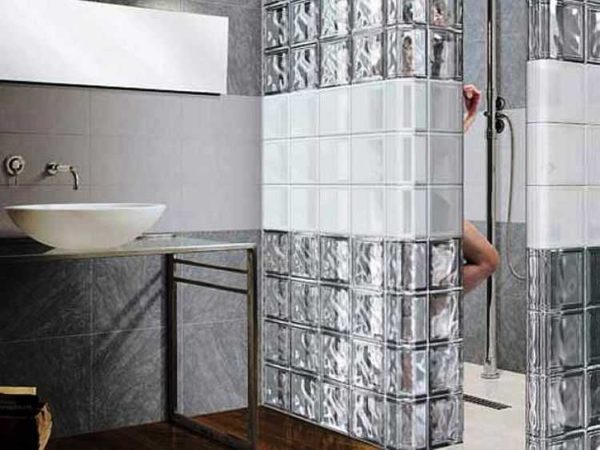 Scheidingswand van glazen blokken in de badkamer - en de douche is omheind en de ruimte wordt niet belast