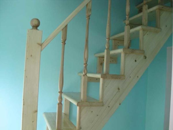 A fixação do corrimão da escada aos postes de apoio ou balaústres pode ser feita de várias maneiras