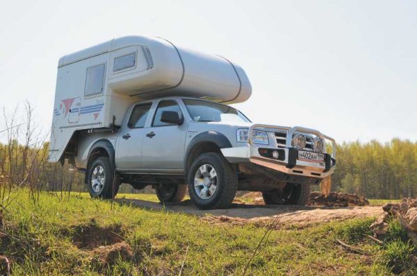 En slik campingvogn for biler med solid løftekapasitet og åpen bagasjerom