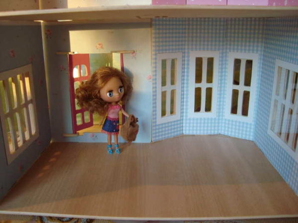 The height of the ceilings in the doll room should be twice the height of the dolls