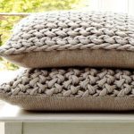 À partir de vieux tricots, coupés en rayures, vous pouvez tricoter ces taies d'oreiller pour des oreillers décoratifs