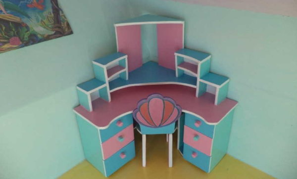 Corner desk for a doll .... everything is like real