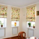 Se a cozinha for muito monótona, você pode adicionar cores usando cortinas romanas florais.