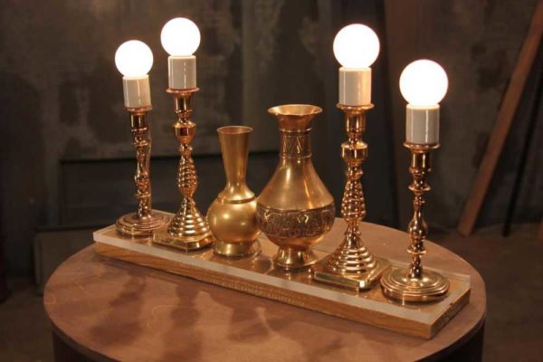 Kynttilänjalat muuttuvat lampuiksi ... ilman varjostimia