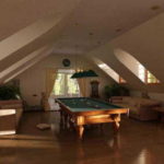 Sala de bilhar no piso do sótão - design clássico, paredes e teto lisos, brancos