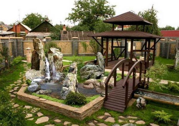 De binnenplaats van een woonhuis met een fontein en een beek - stijlvol en mooi