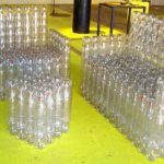 Artesanías de botellas de plástico: lo que necesita es un mueble para una residencia de verano.