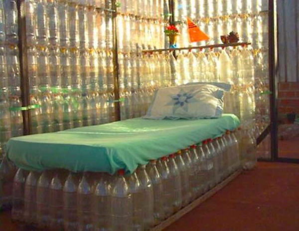 Una cama hecha de botellas de plástico ... necesitas un buen colchón y la base no es demasiado difícil de hacer.