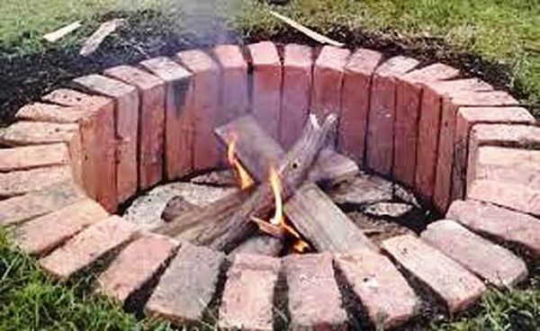 Zo'n haard voor een vuur kan in een paar uur van baksteen worden gemaakt